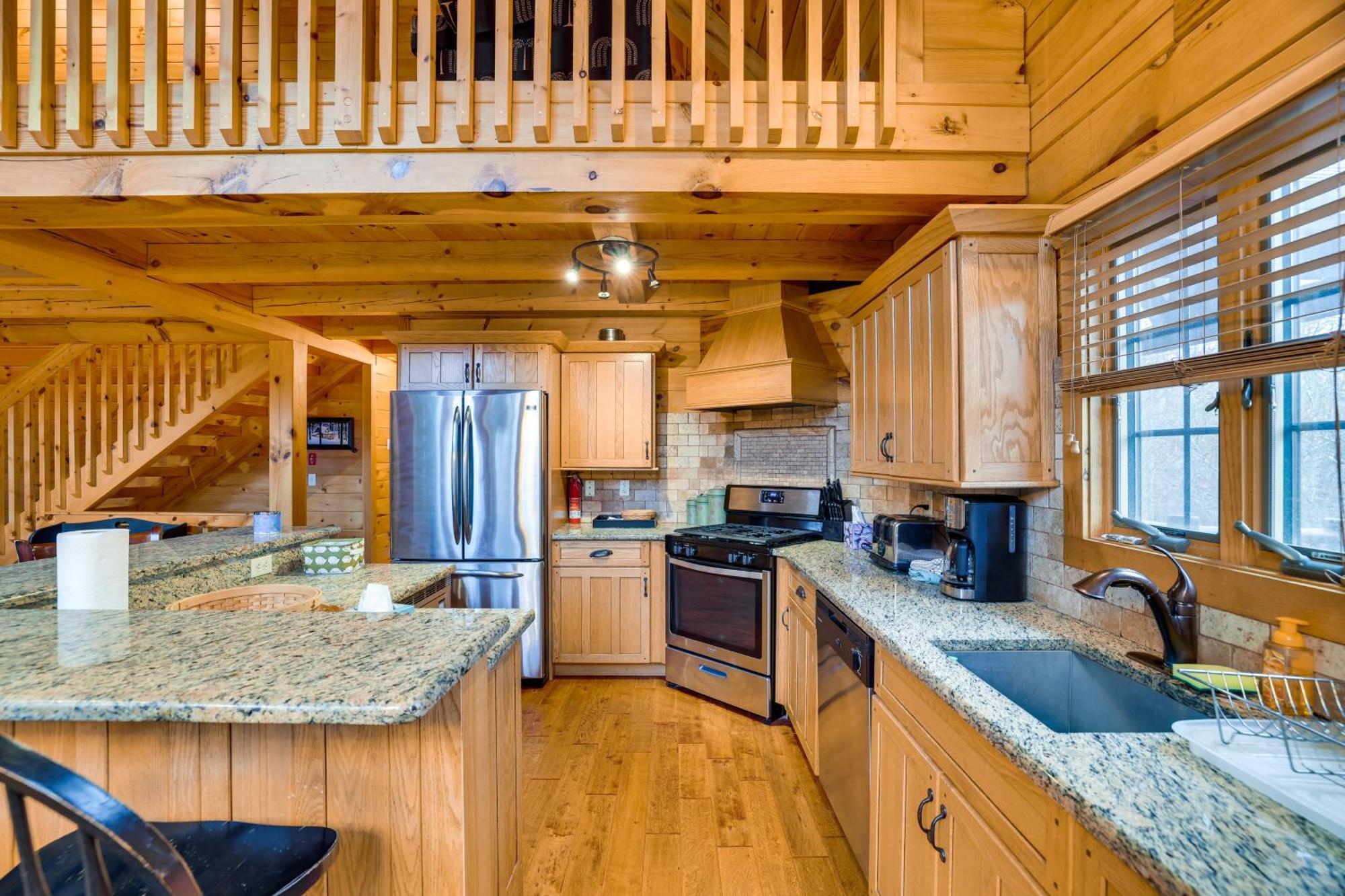 With Private Hot Tub And Deck! *