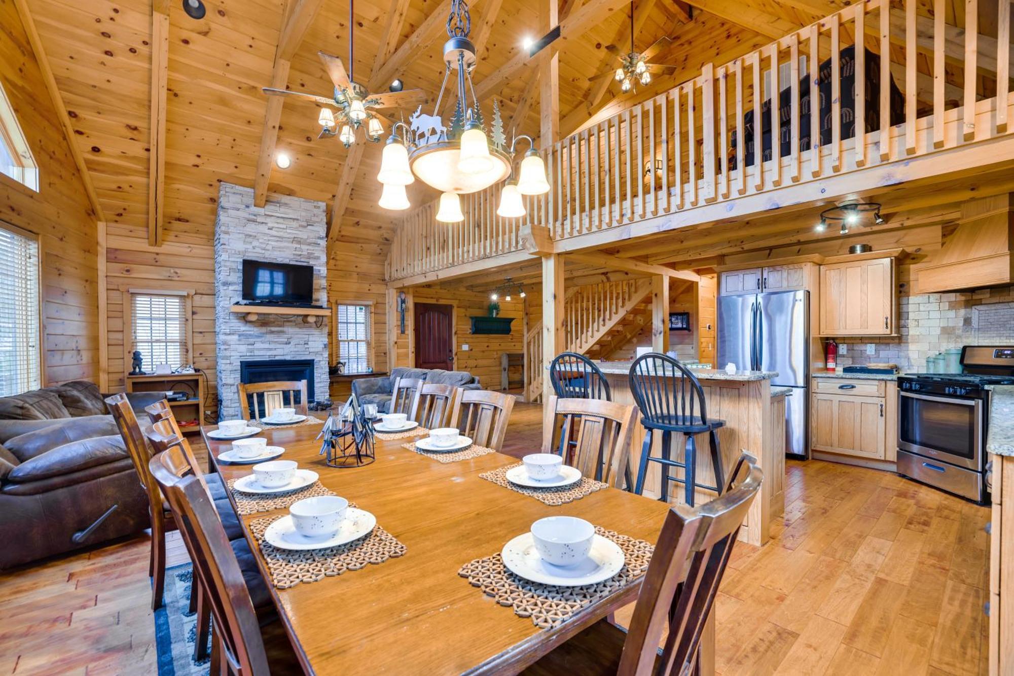 With Private Hot Tub And Deck! *