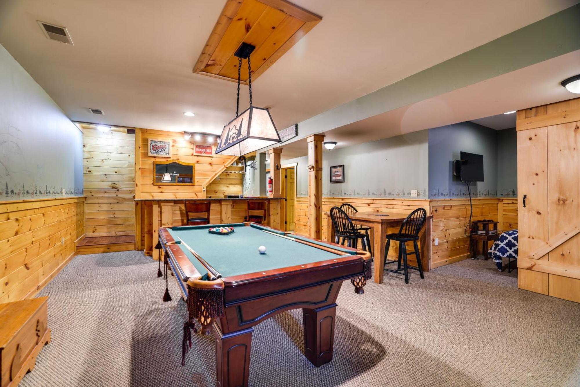 With Private Hot Tub And Deck!