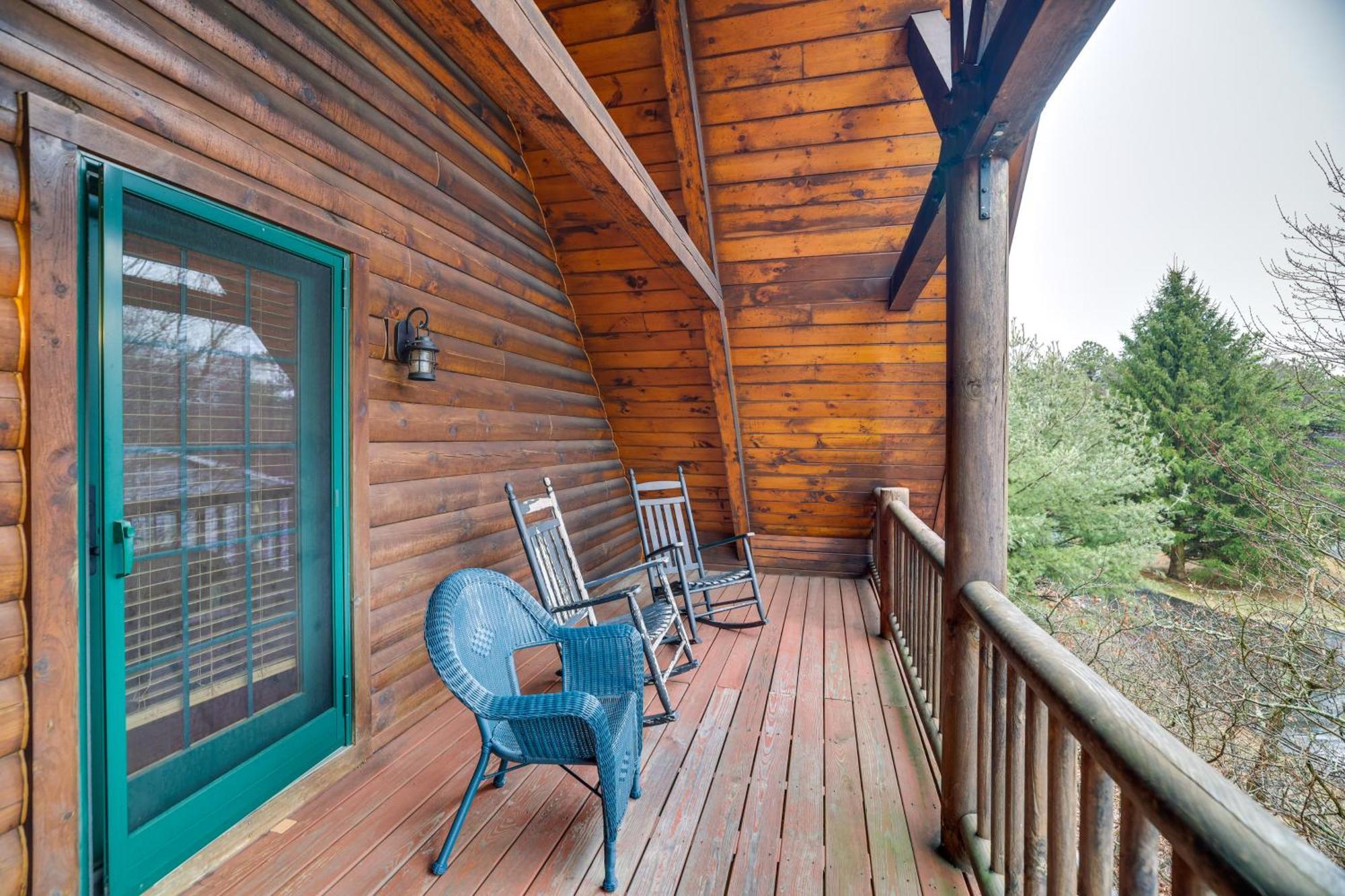 With Private Hot Tub And Deck!