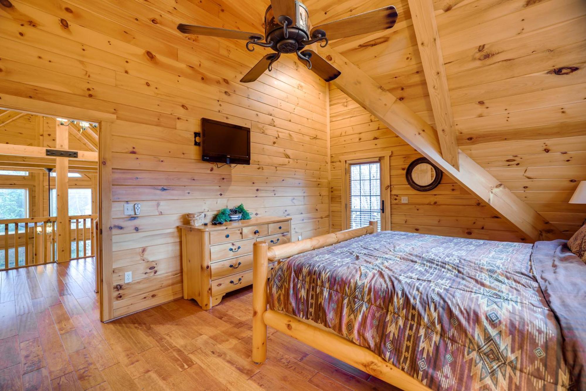 With Private Hot Tub And Deck! *