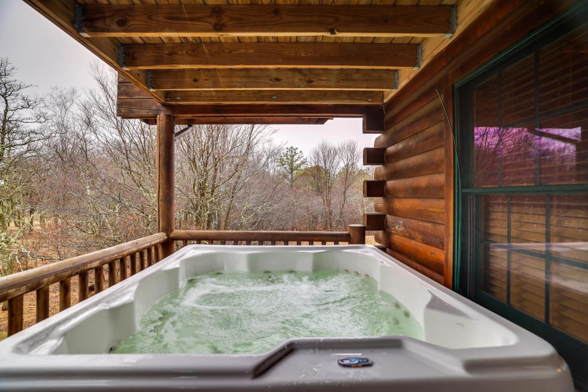 With Private Hot Tub And Deck! Holiday home