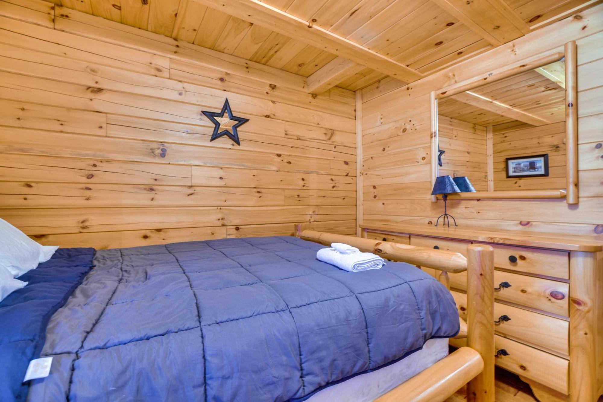 With Private Hot Tub And Deck! *
