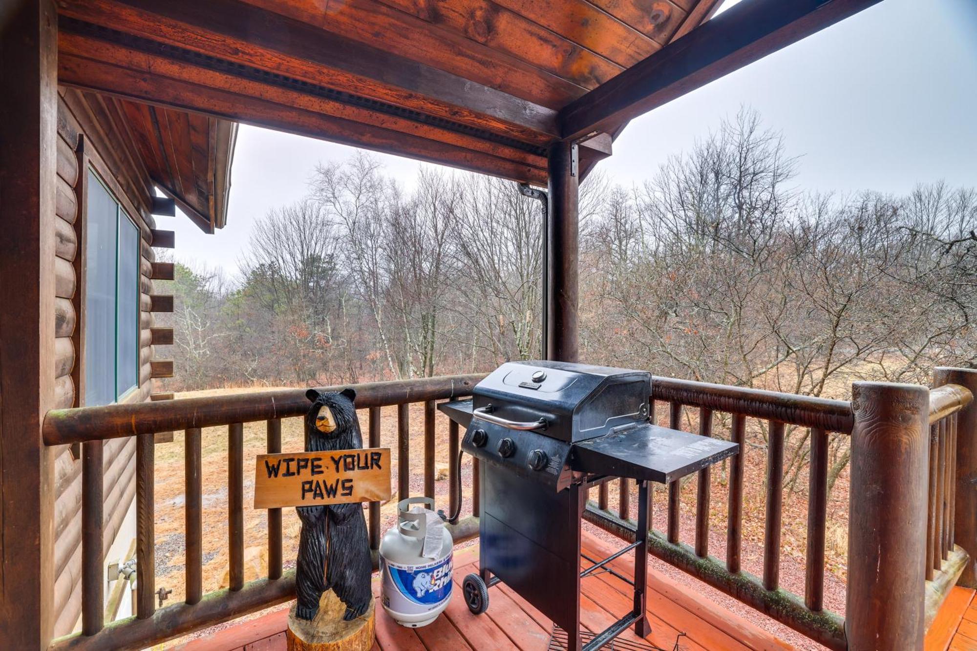 With Private Hot Tub And Deck! Holiday home
