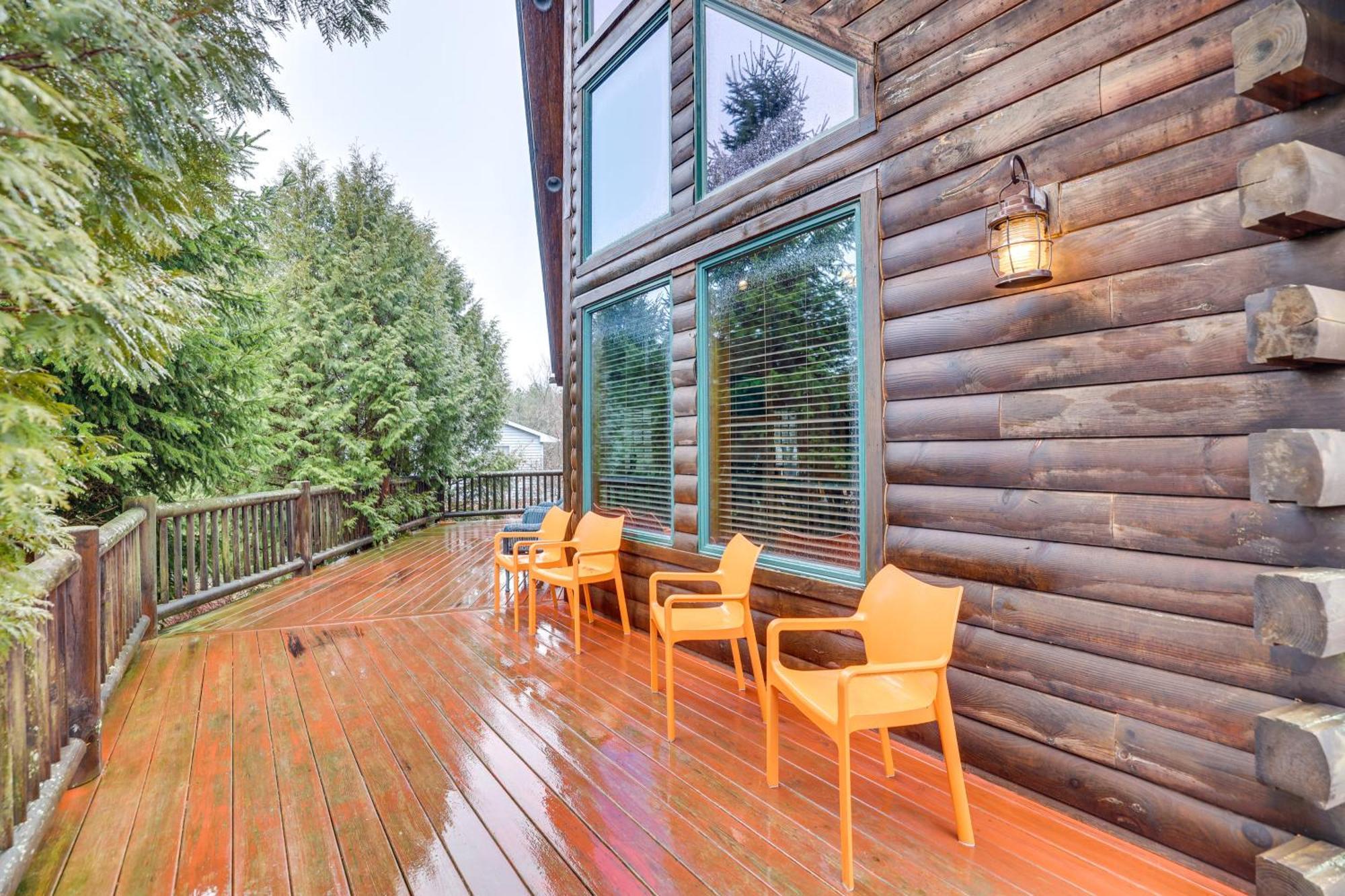 With Private Hot Tub And Deck!