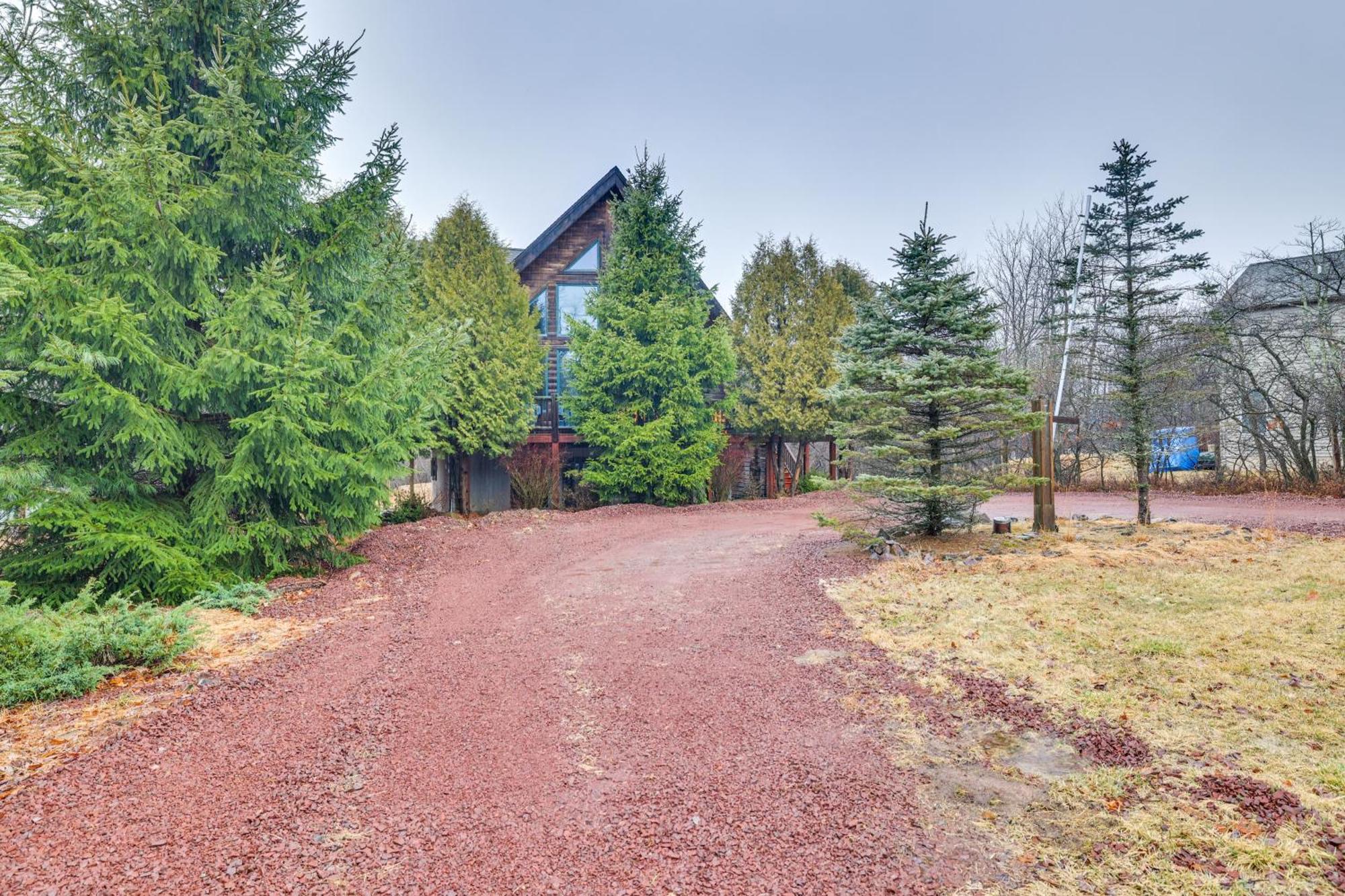With Private Hot Tub And Deck! Albrightsville