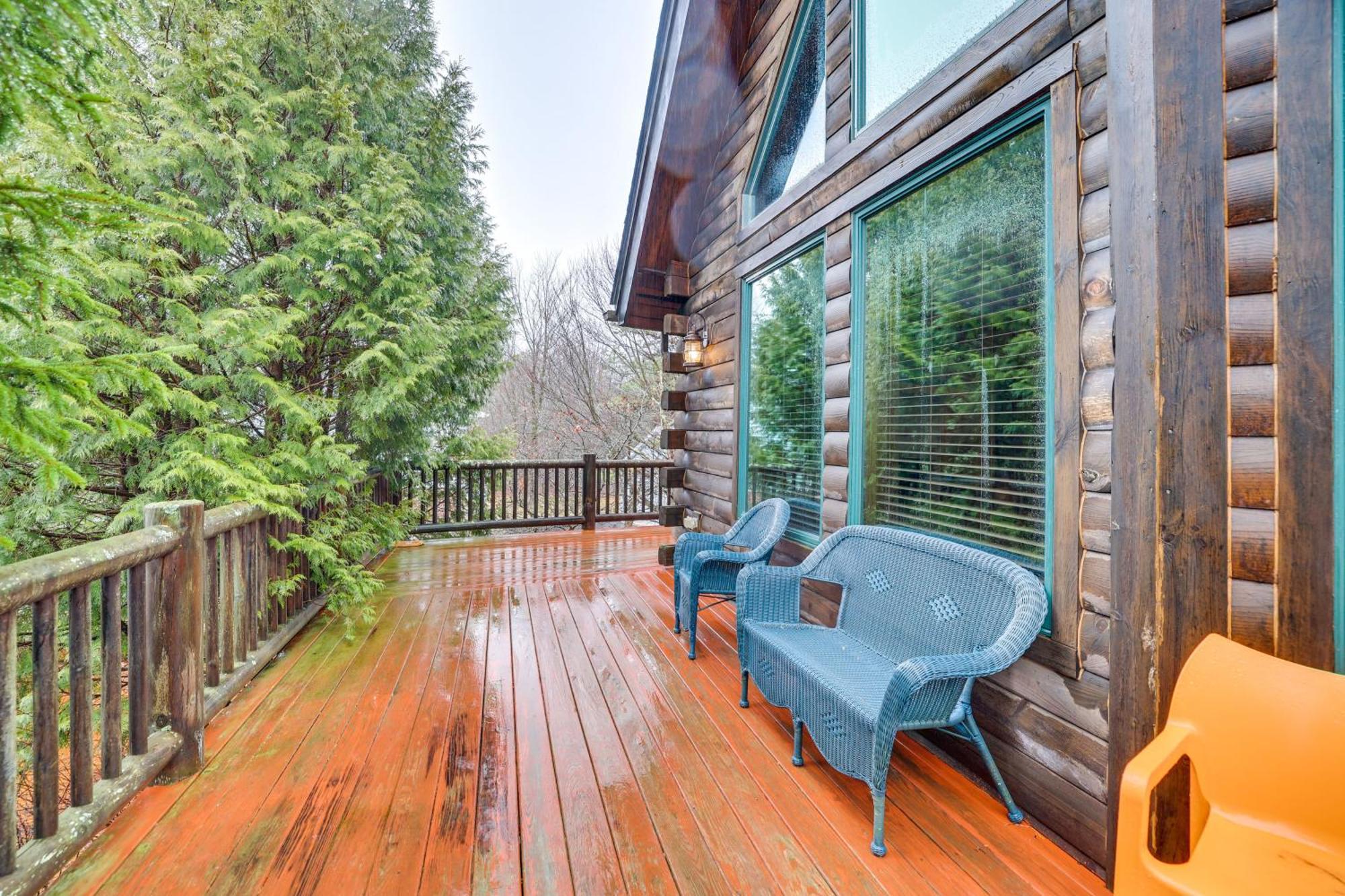 Holiday home With Private Hot Tub And Deck!