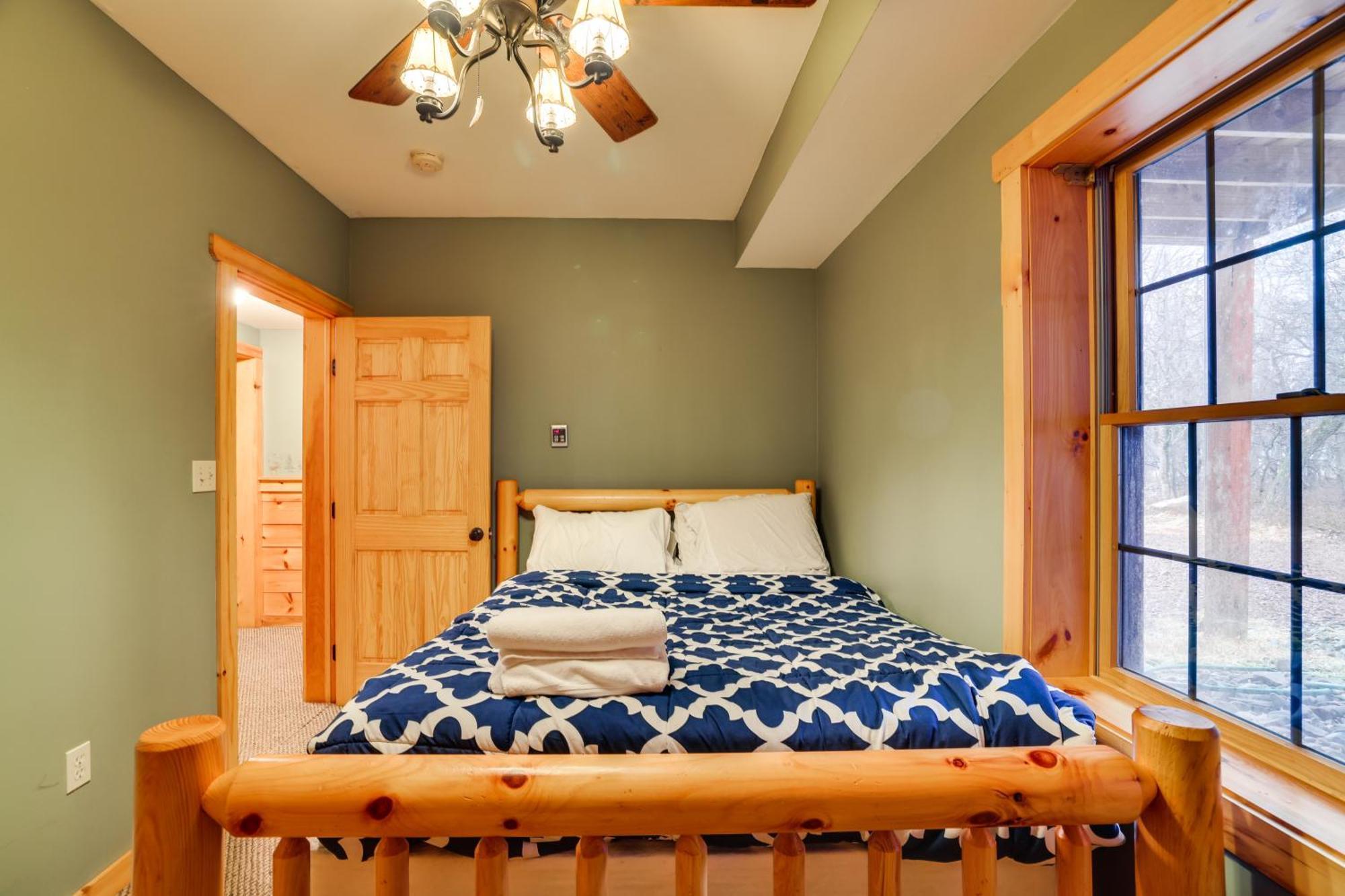 With Private Hot Tub And Deck! Albrightsville