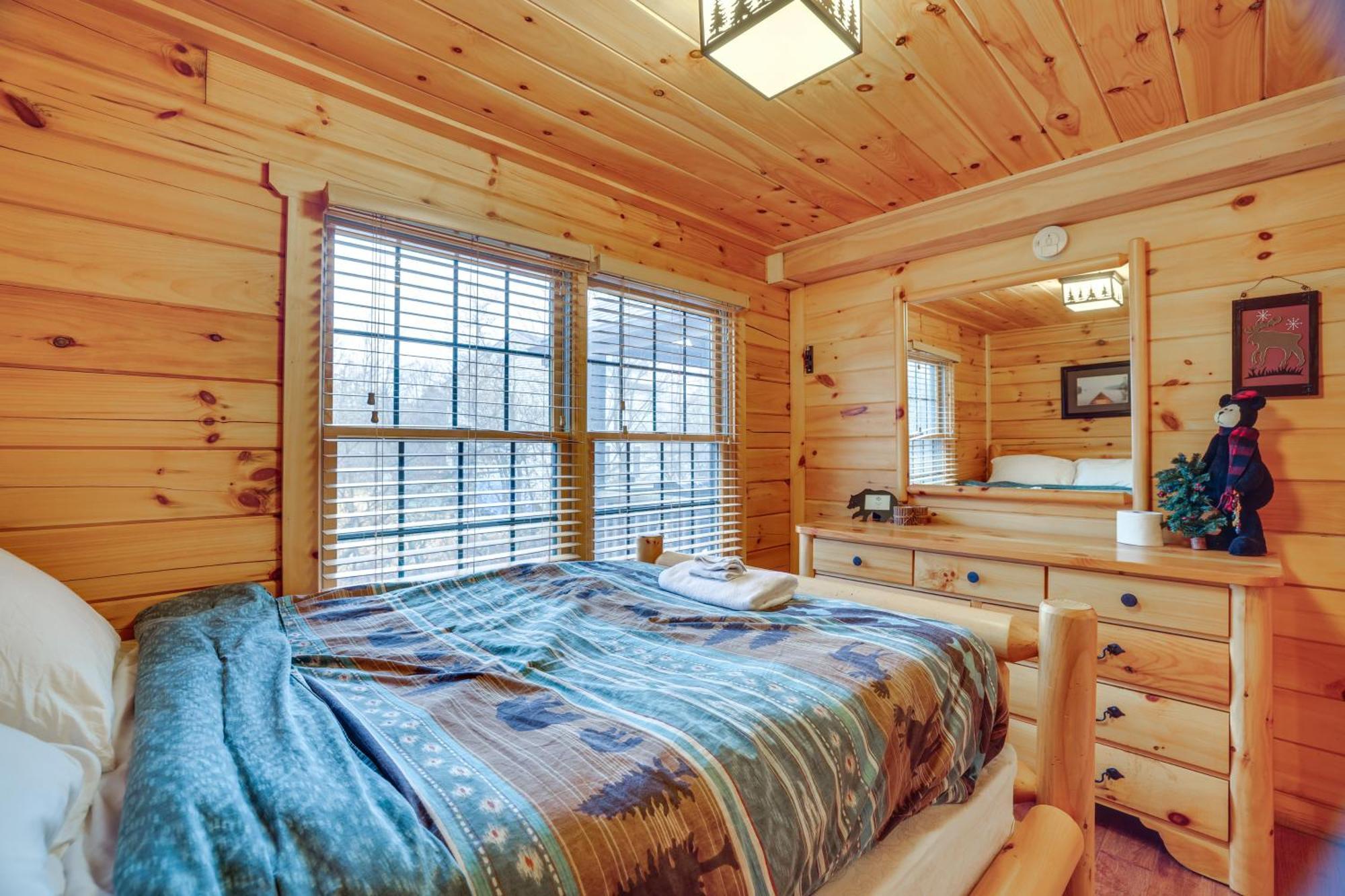 With Private Hot Tub And Deck! Holiday home Albrightsville