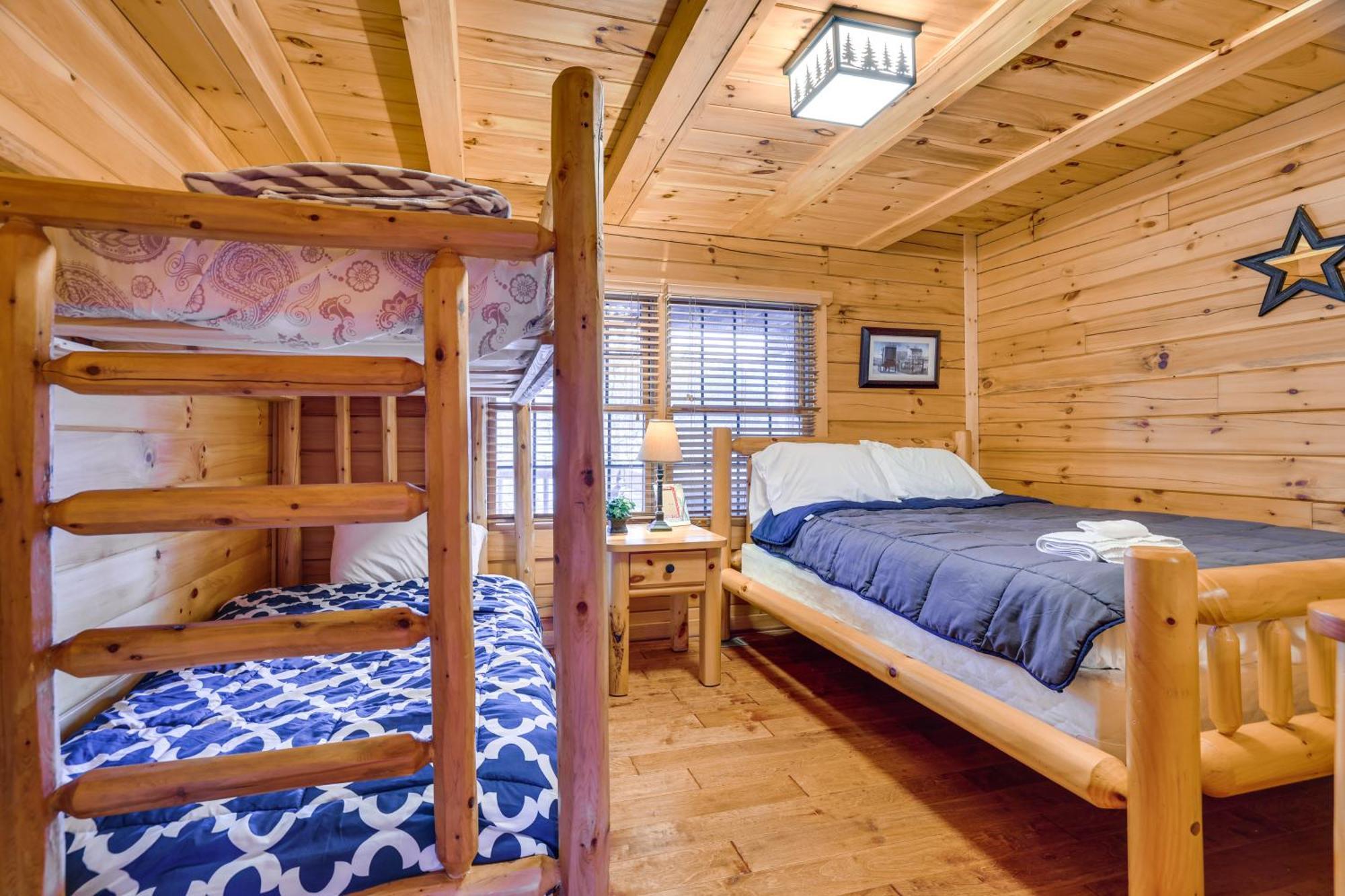 With Private Hot Tub And Deck!