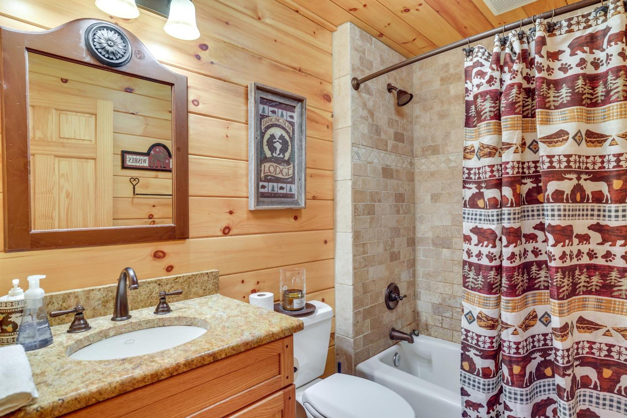 With Private Hot Tub And Deck! *