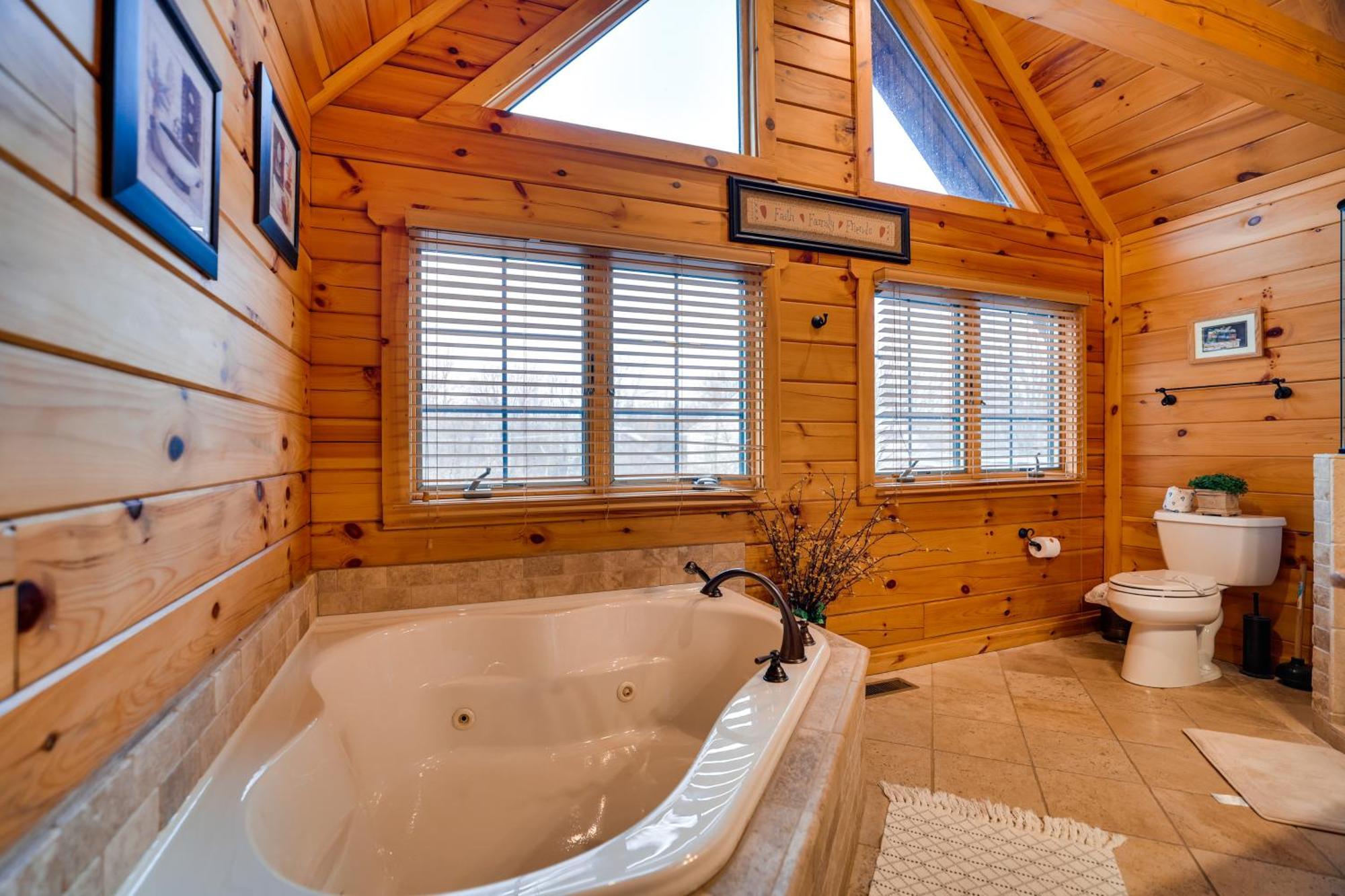 With Private Hot Tub And Deck! Holiday home *